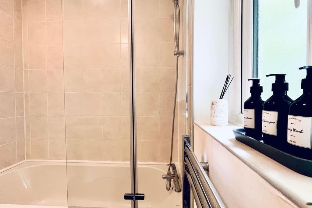 Urban Bliss Stylish Townhouse With Free Parking For A Convenient City Stay Liverpool Ngoại thất bức ảnh