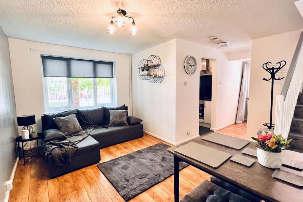 Urban Bliss Stylish Townhouse With Free Parking For A Convenient City Stay Liverpool Ngoại thất bức ảnh
