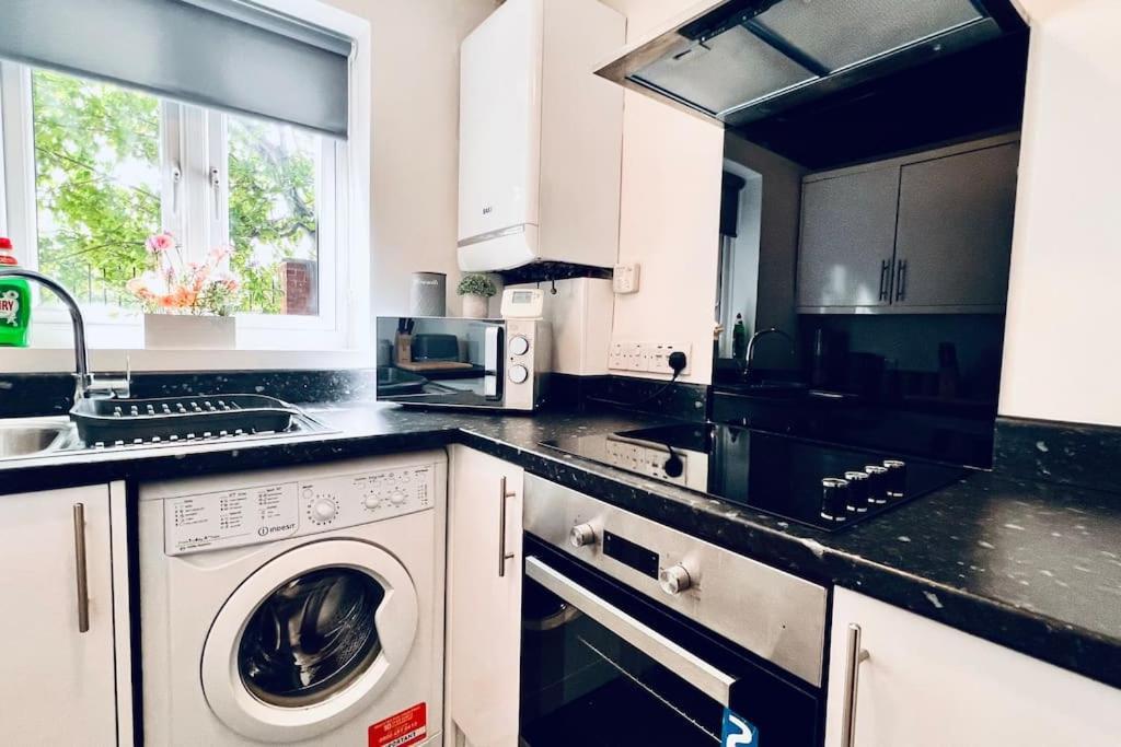 Urban Bliss Stylish Townhouse With Free Parking For A Convenient City Stay Liverpool Ngoại thất bức ảnh