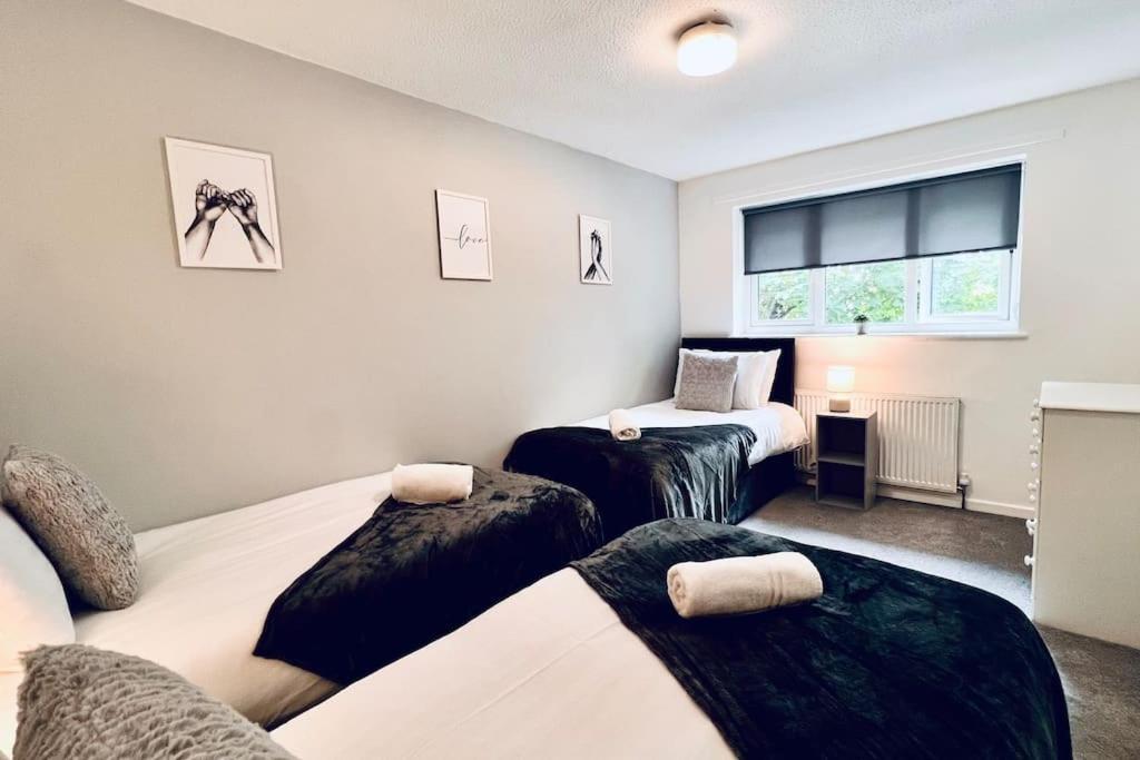 Urban Bliss Stylish Townhouse With Free Parking For A Convenient City Stay Liverpool Ngoại thất bức ảnh