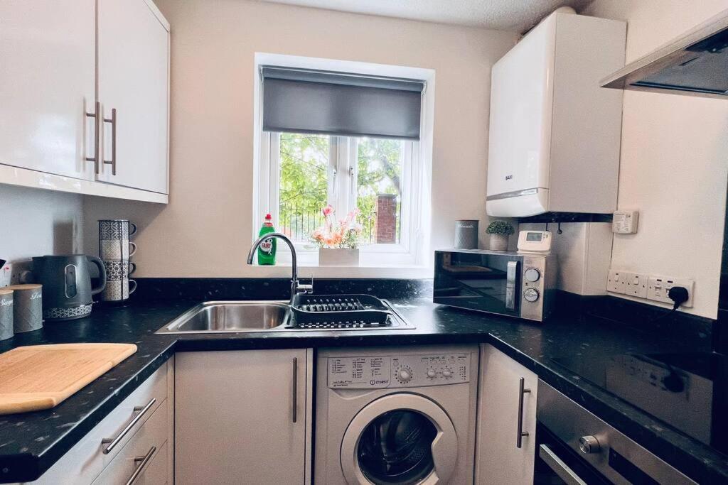 Urban Bliss Stylish Townhouse With Free Parking For A Convenient City Stay Liverpool Ngoại thất bức ảnh