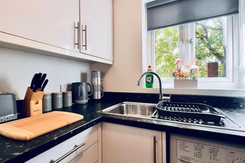 Urban Bliss Stylish Townhouse With Free Parking For A Convenient City Stay Liverpool Ngoại thất bức ảnh