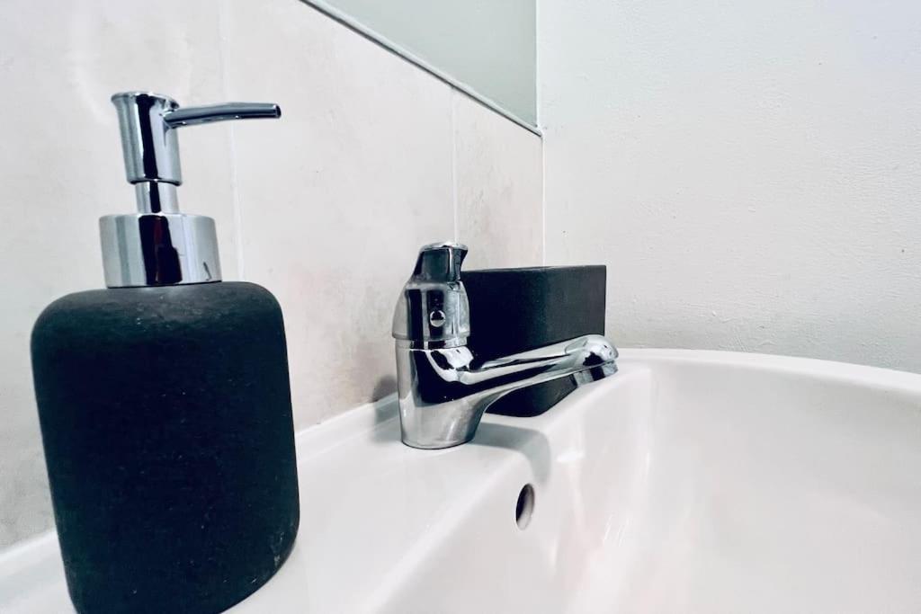Urban Bliss Stylish Townhouse With Free Parking For A Convenient City Stay Liverpool Ngoại thất bức ảnh