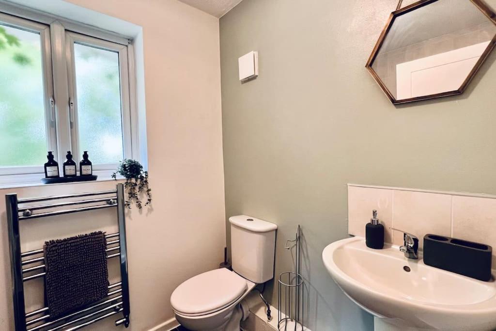 Urban Bliss Stylish Townhouse With Free Parking For A Convenient City Stay Liverpool Ngoại thất bức ảnh